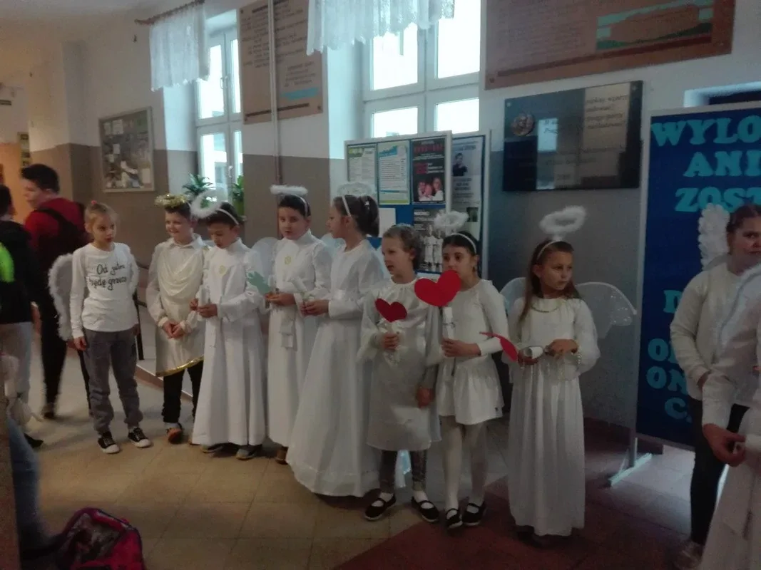 Uczniowie SP nr 1 wspierają dzieci chore na nowotwory (zdjęcia)