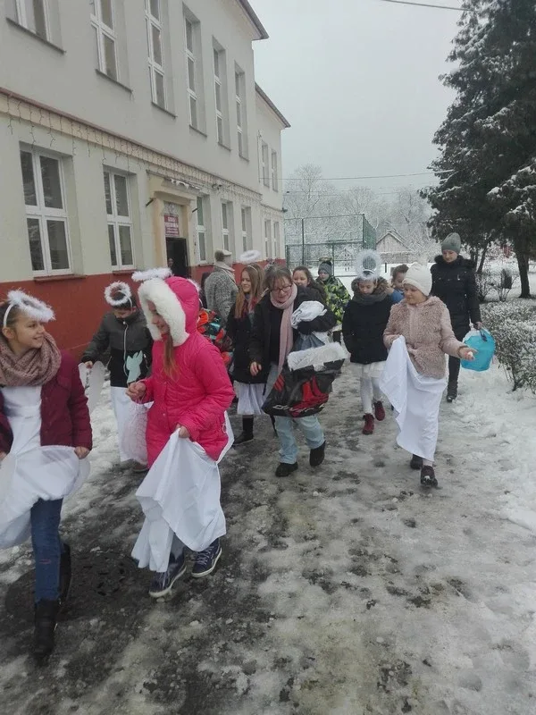 Uczniowie SP nr 1 wspierają dzieci chore na nowotwory (zdjęcia)