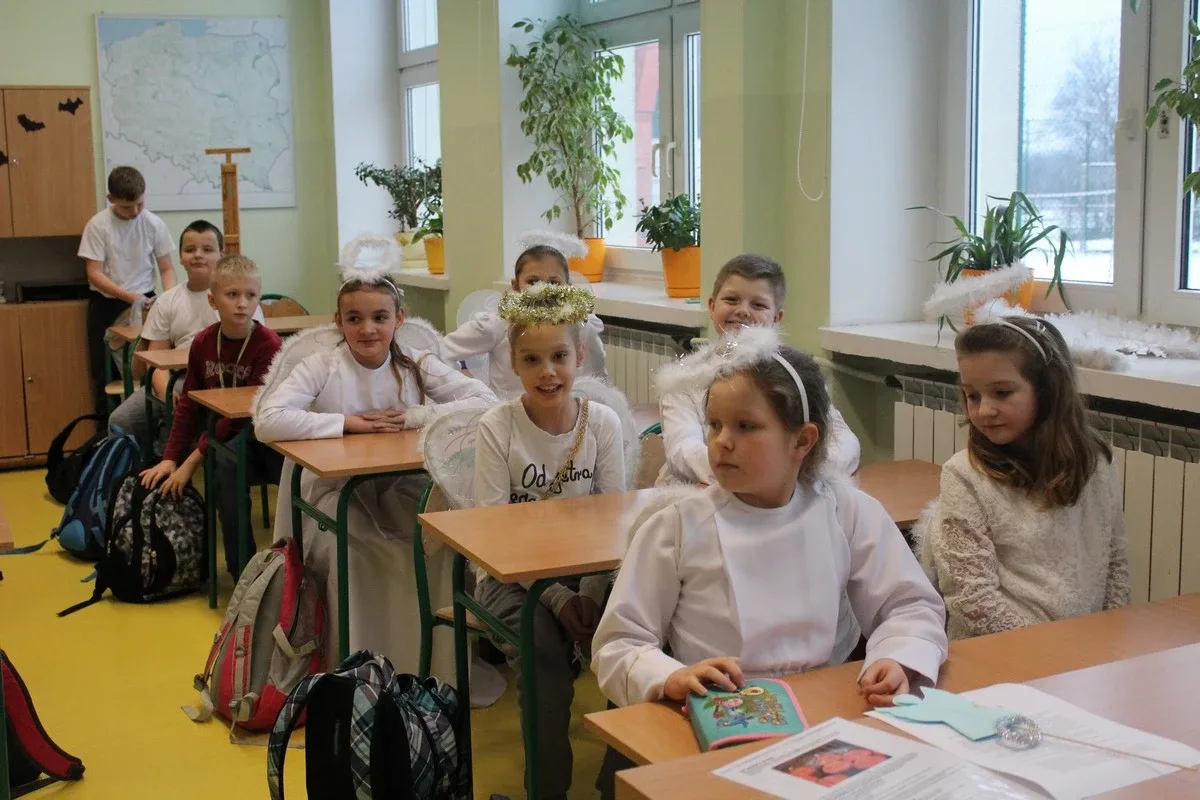 Uczniowie SP nr 1 wspierają dzieci chore na nowotwory (zdjęcia)