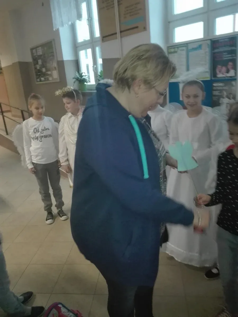 Uczniowie SP nr 1 wspierają dzieci chore na nowotwory (zdjęcia)