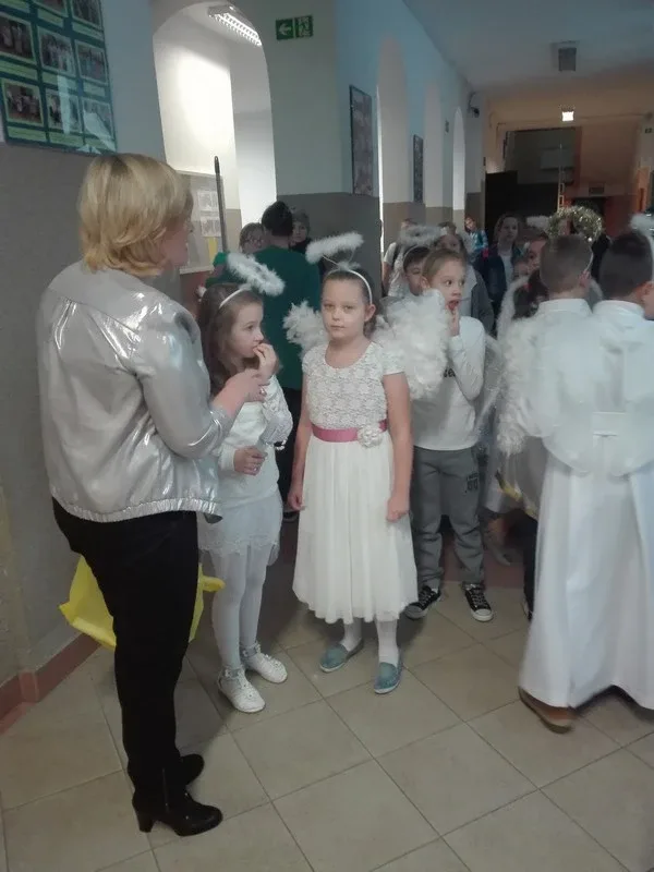 Uczniowie SP nr 1 wspierają dzieci chore na nowotwory (zdjęcia)