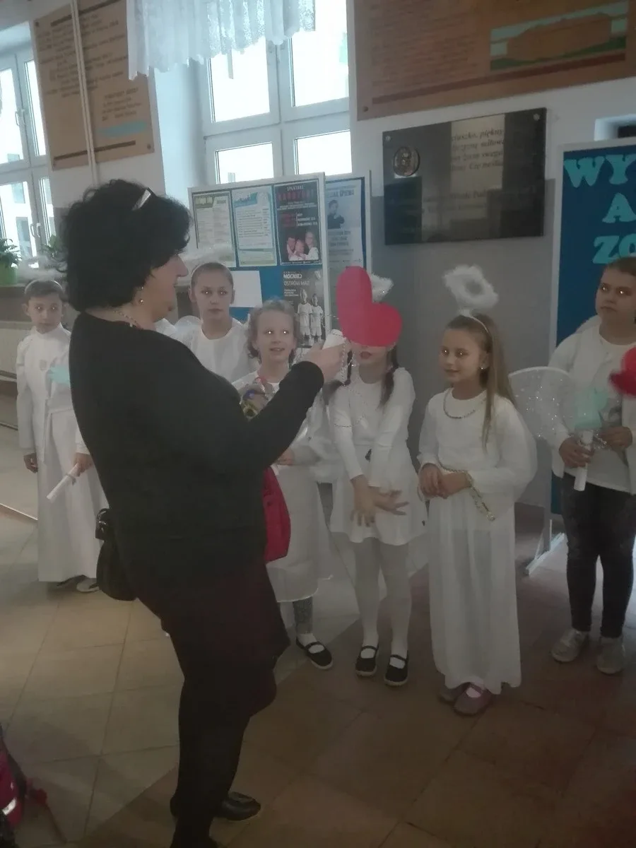 Uczniowie SP nr 1 wspierają dzieci chore na nowotwory (zdjęcia)