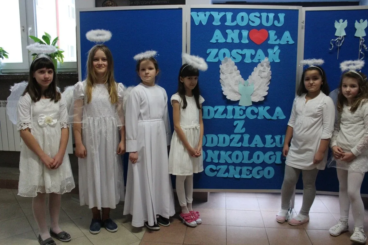 Uczniowie SP nr 1 wspierają dzieci chore na nowotwory (zdjęcia)