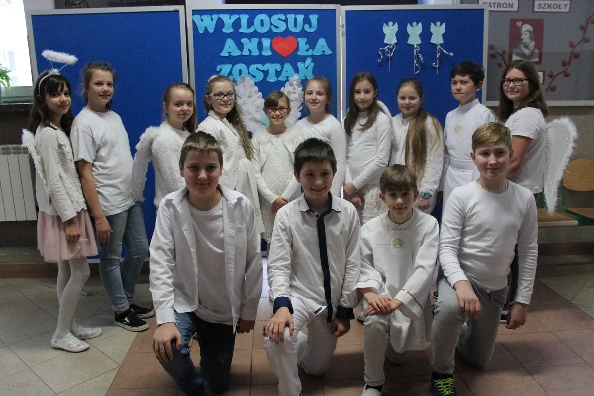 Uczniowie SP nr 1 wspierają dzieci chore na nowotwory (zdjęcia)
