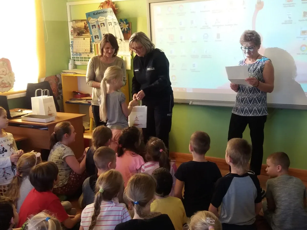  Spotkanie z policjantem i strażakiem w Dwójce (zdjęcia)