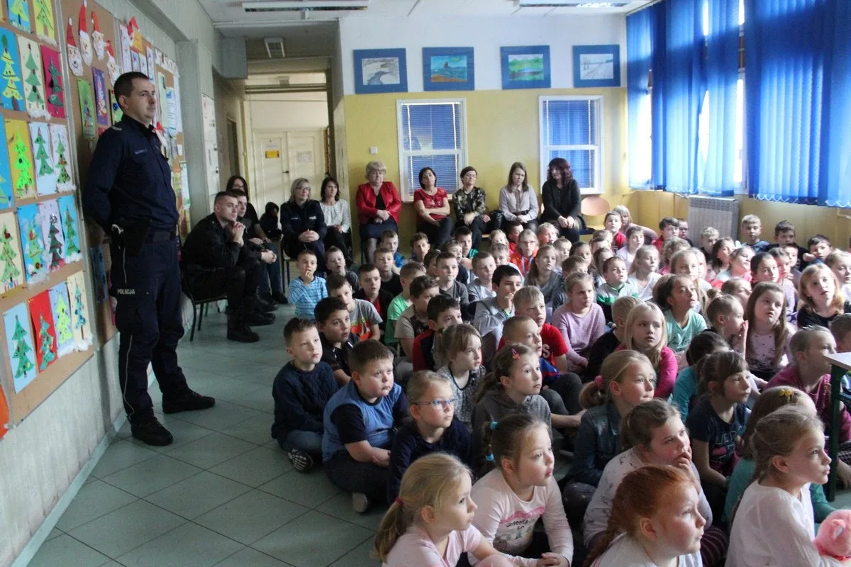 Spotkanie dzieci z SP nr 1 ze strażakami i policjantami (zdjęcie)