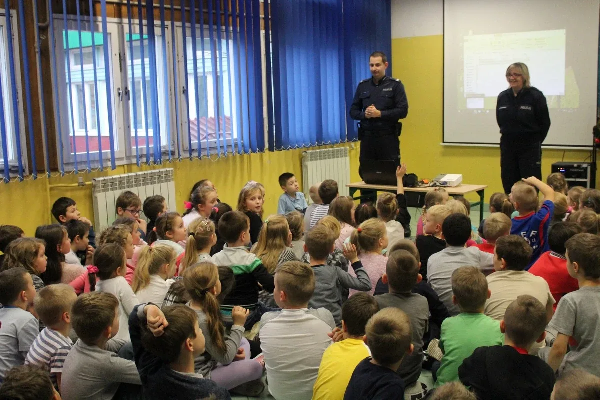 Spotkanie dzieci z SP nr 1 ze strażakami i policjantami (zdjęcie)