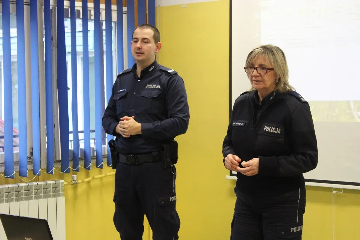 Spotkanie dzieci z SP nr 1 ze strażakami i policjantami (zdjęcie)