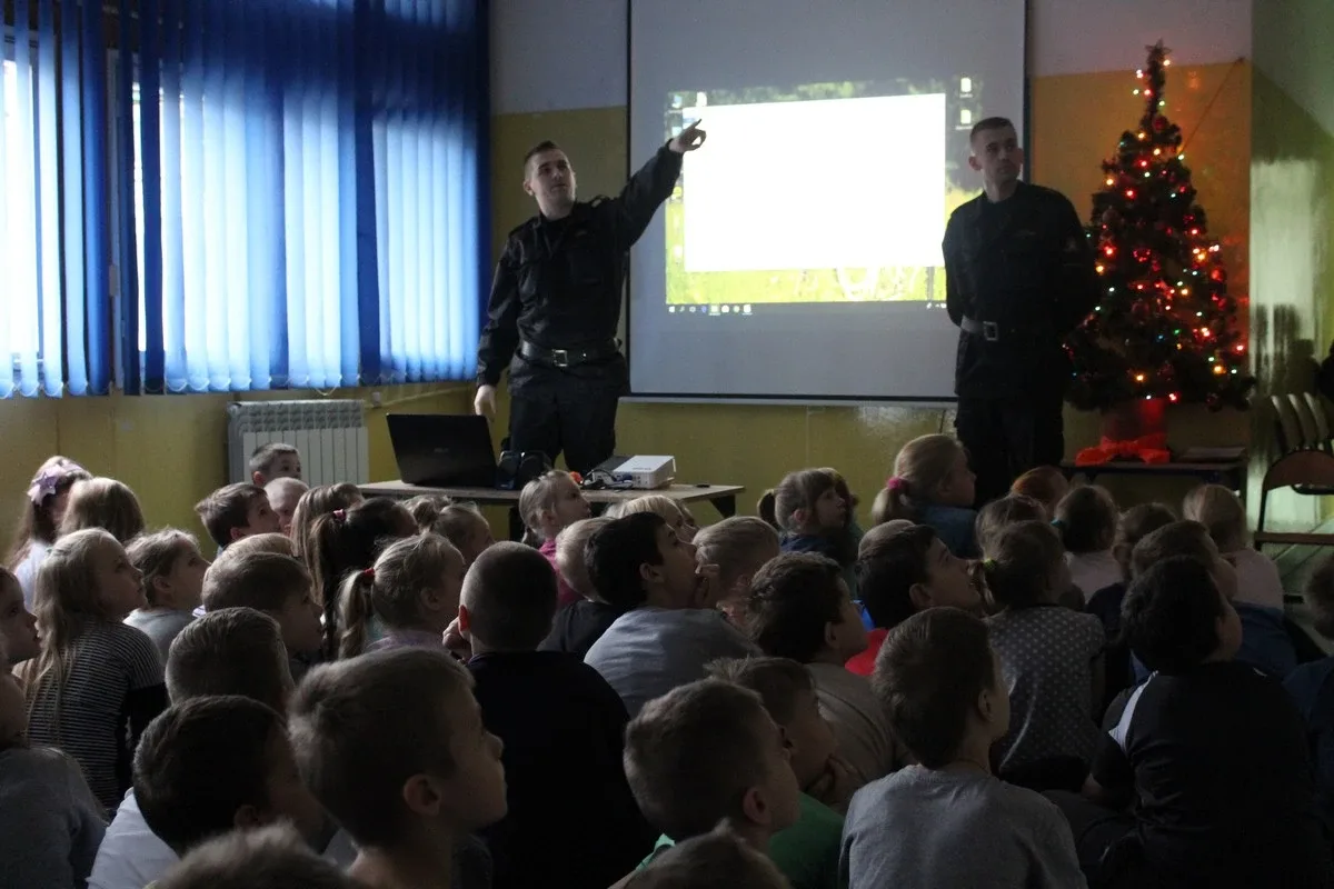 Spotkanie dzieci z SP nr 1 ze strażakami i policjantami (zdjęcie)