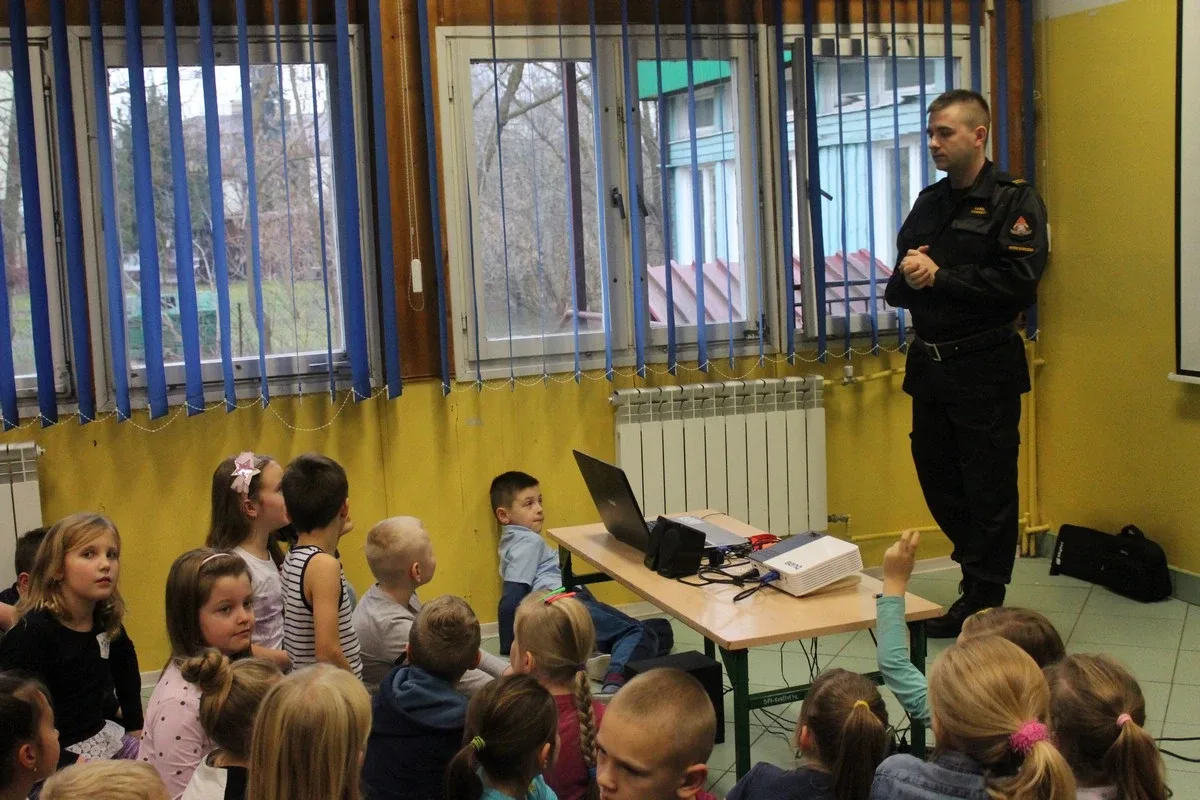 Spotkanie dzieci z SP nr 1 ze strażakami i policjantami (zdjęcie)