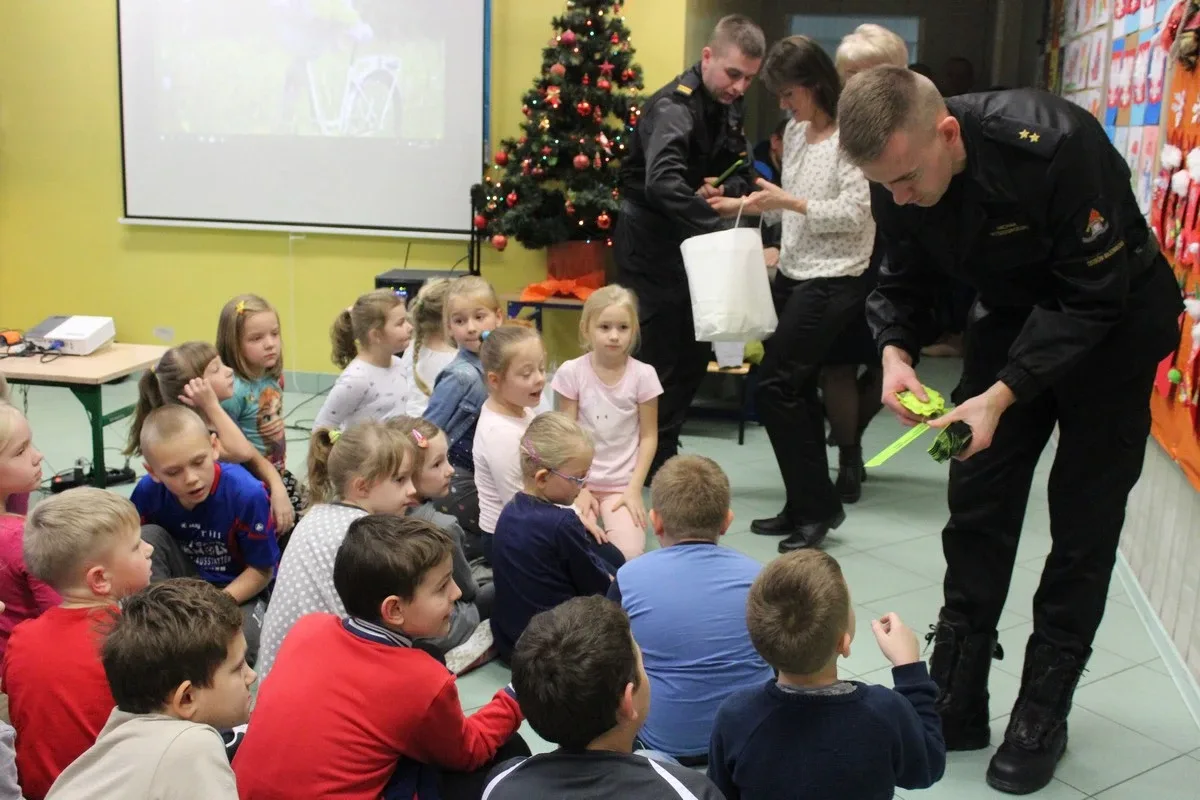 Spotkanie dzieci z SP nr 1 ze strażakami i policjantami (zdjęcie)