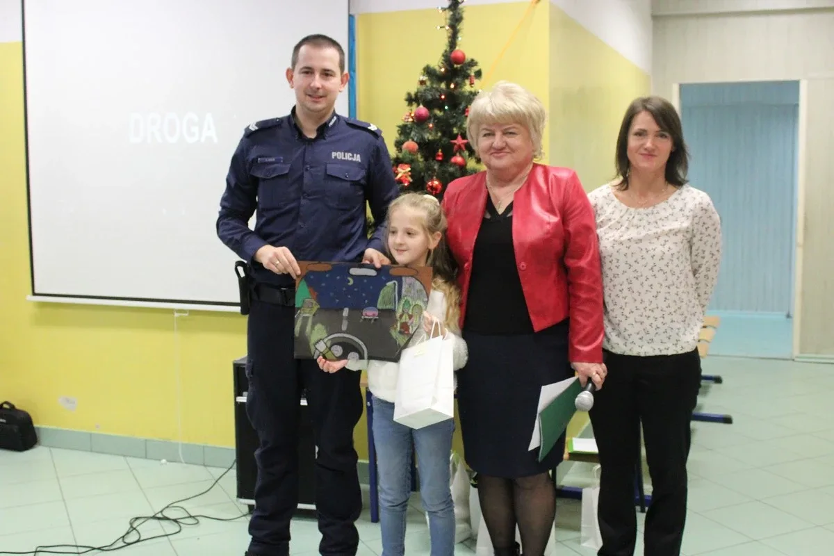 Spotkanie dzieci z SP nr 1 ze strażakami i policjantami (zdjęcie)