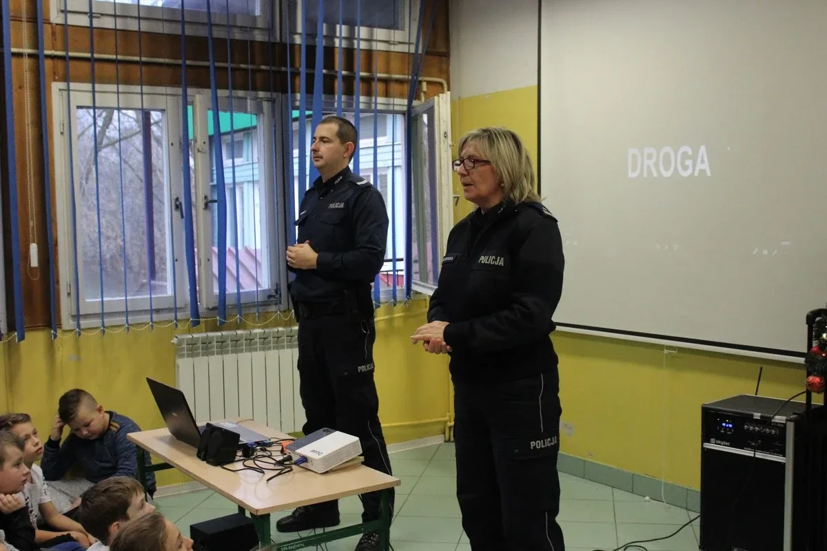 Spotkanie dzieci z SP nr 1 ze strażakami i policjantami (zdjęcie)