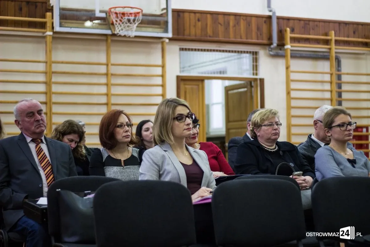Ostrowski szpital na minusie. Sesja rady powiatu za nami (zdjęcia)