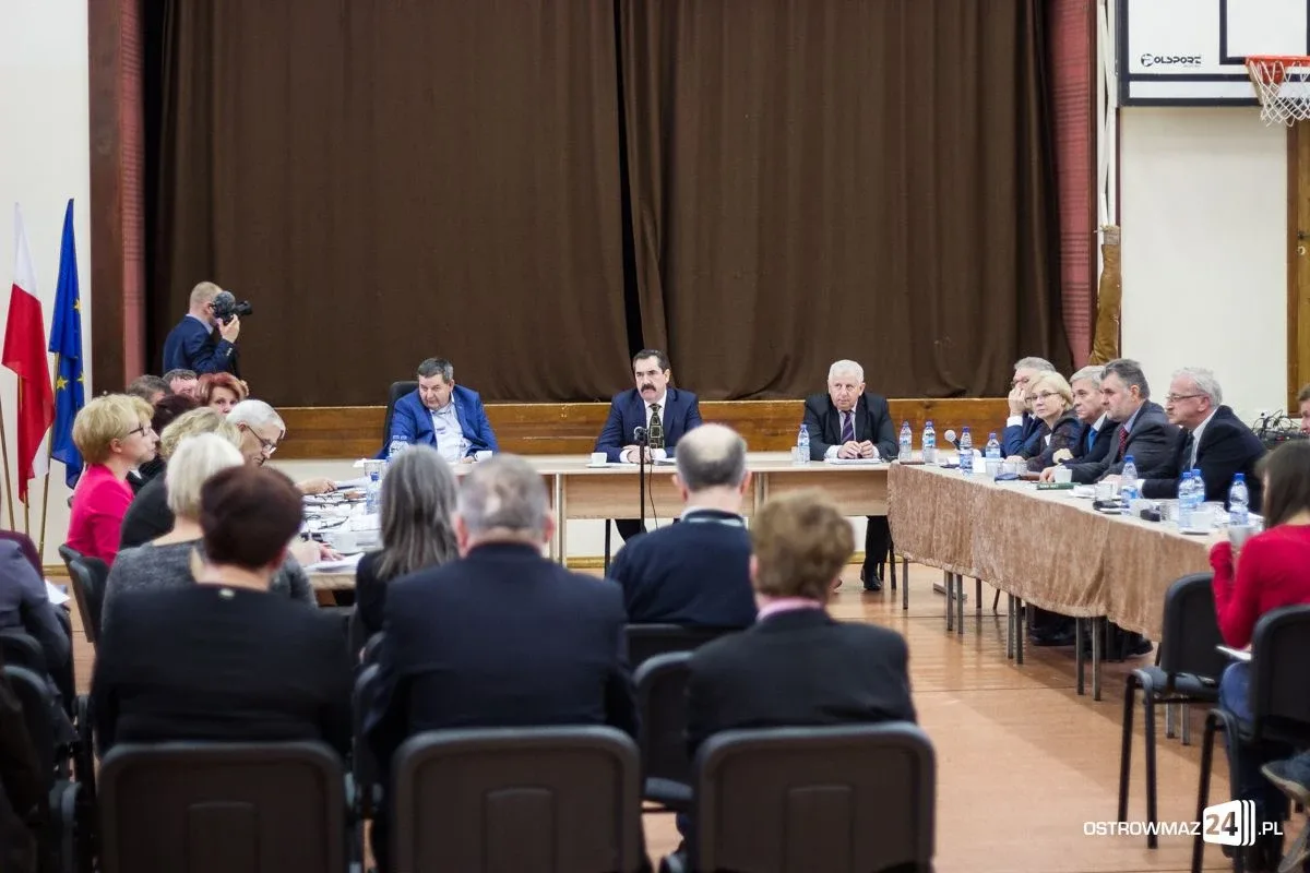 Ostrowski szpital na minusie. Sesja rady powiatu za nami (zdjęcia)