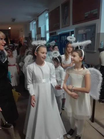 Uczniowie SP nr 1 wspierają dzieci chore na nowotwory (zdjęcia)