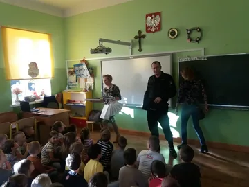Spotkanie z policjantem i strażakiem w Dwójce (zdjęcia)