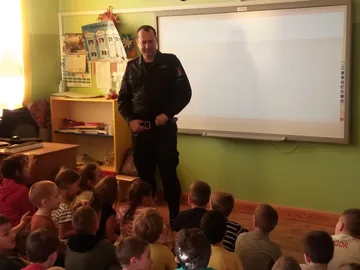 Spotkanie z policjantem i strażakiem w Dwójce (zdjęcia)