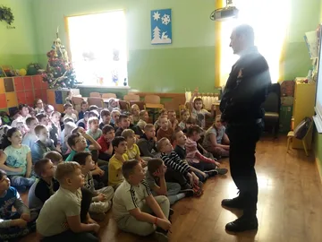 Spotkanie z policjantem i strażakiem w Dwójce (zdjęcia)