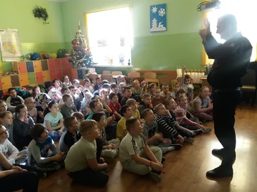 Spotkanie z policjantem i strażakiem w Dwójce (zdjęcia)