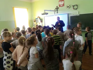 Spotkanie z policjantem i strażakiem w Dwójce (zdjęcia)