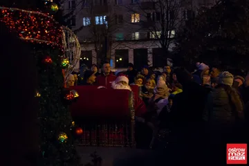 Rozbłysły dekoracje przed ostrowskim ratuszem (zdjęcia)