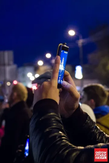 Rozbłysły dekoracje przed ostrowskim ratuszem (zdjęcia)