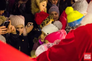 Rozbłysły dekoracje przed ostrowskim ratuszem (zdjęcia)