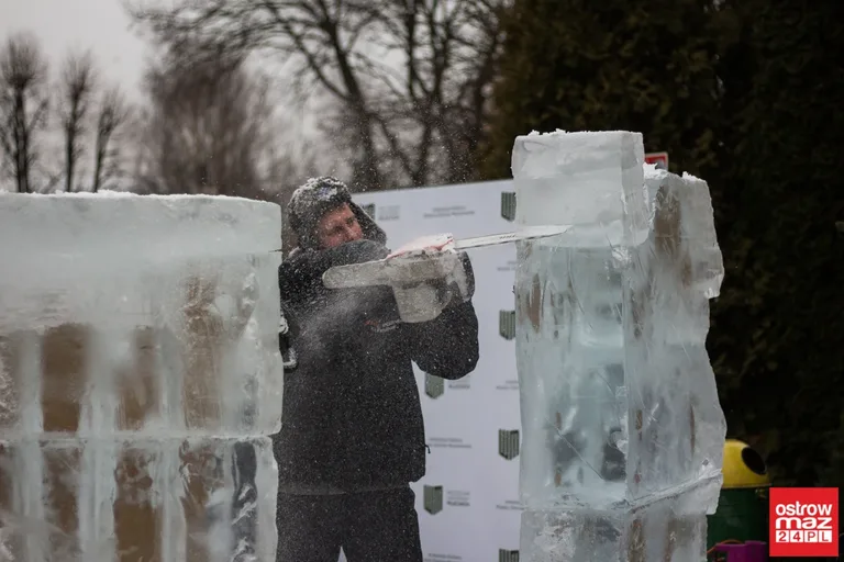 Ice Show przed ostrowskim Ratuszem (zdjęcia, wideo)