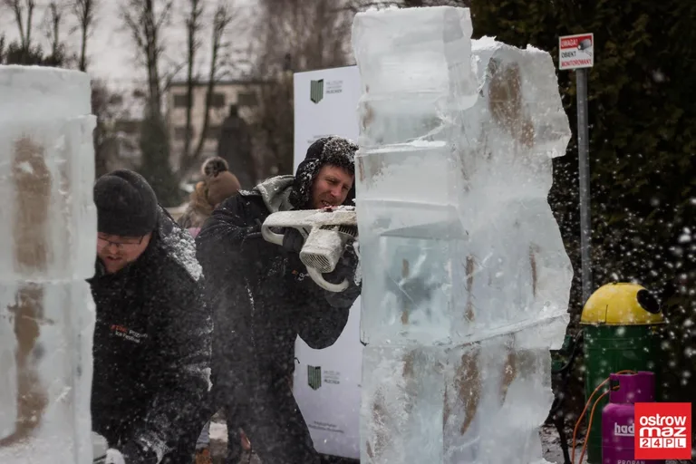 Ice Show przed ostrowskim Ratuszem (zdjęcia, wideo)