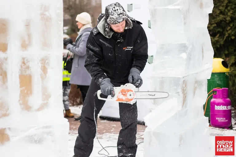 Ice Show przed ostrowskim Ratuszem (zdjęcia, wideo)