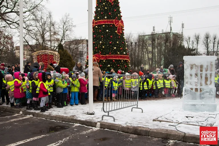 Ice Show przed ostrowskim Ratuszem (zdjęcia, wideo)