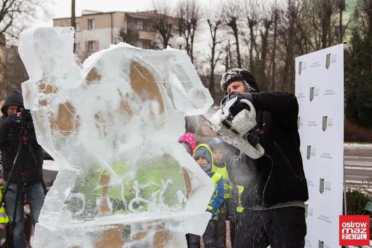 Ice Show przed ostrowskim Ratuszem (zdjęcia, wideo)