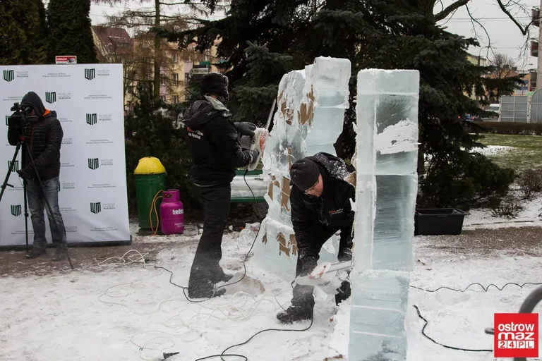 Ice Show przed ostrowskim Ratuszem (zdjęcia, wideo)