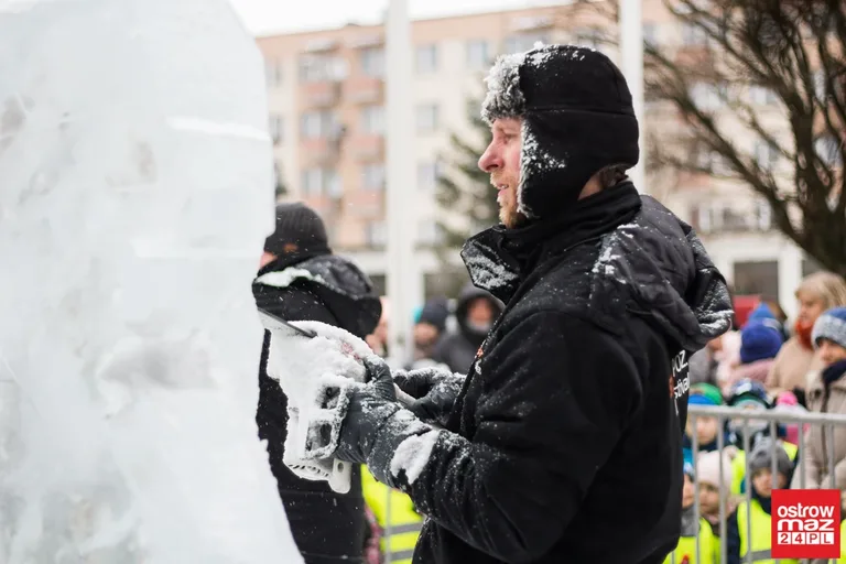 Ice Show przed ostrowskim Ratuszem (zdjęcia, wideo)