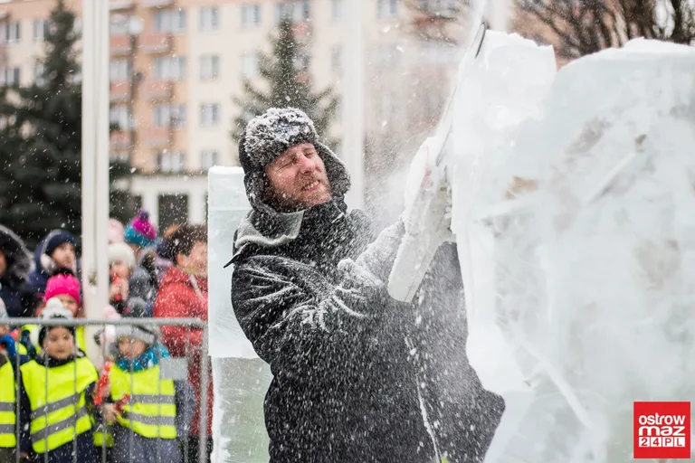 Ice Show przed ostrowskim Ratuszem (zdjęcia, wideo)