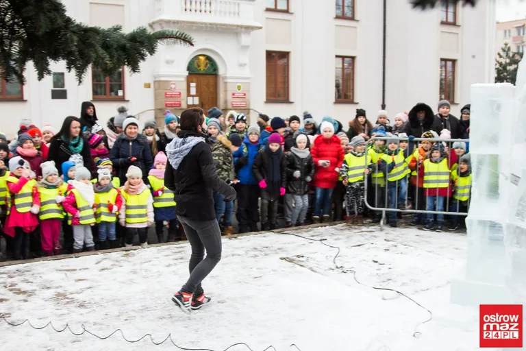 Ice Show przed ostrowskim Ratuszem (zdjęcia, wideo)