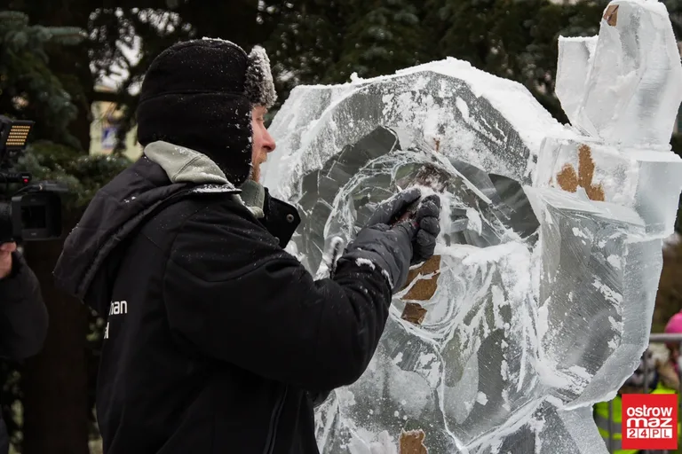 Ice Show przed ostrowskim Ratuszem (zdjęcia, wideo)