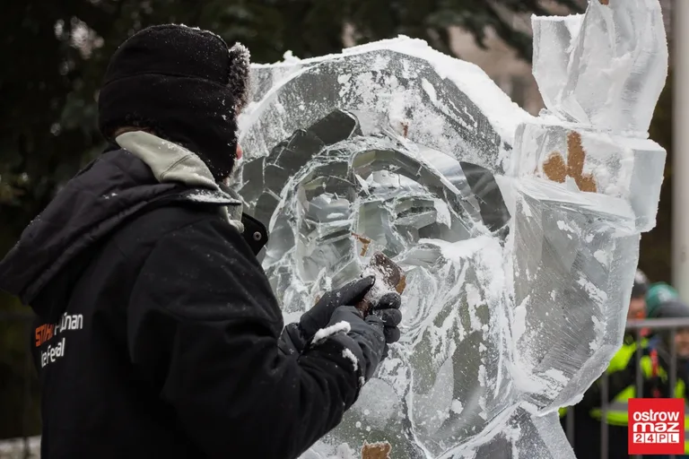 Ice Show przed ostrowskim Ratuszem (zdjęcia, wideo)