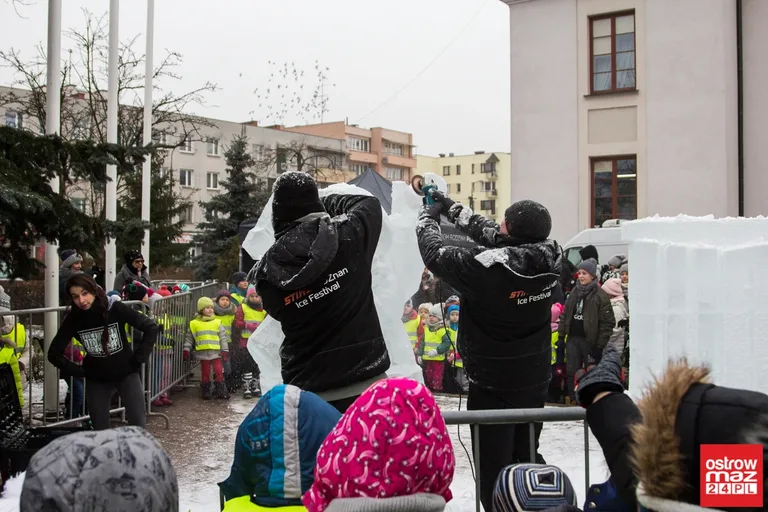 Ice Show przed ostrowskim Ratuszem (zdjęcia, wideo)