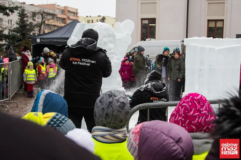 Ice Show przed ostrowskim Ratuszem (zdjęcia, wideo)