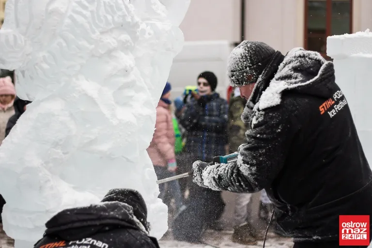 Ice Show przed ostrowskim Ratuszem (zdjęcia, wideo)