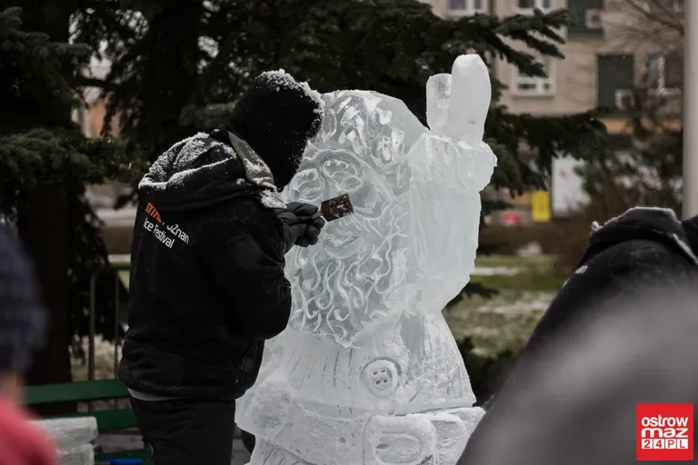 Ice Show przed ostrowskim Ratuszem (zdjęcia, wideo)
