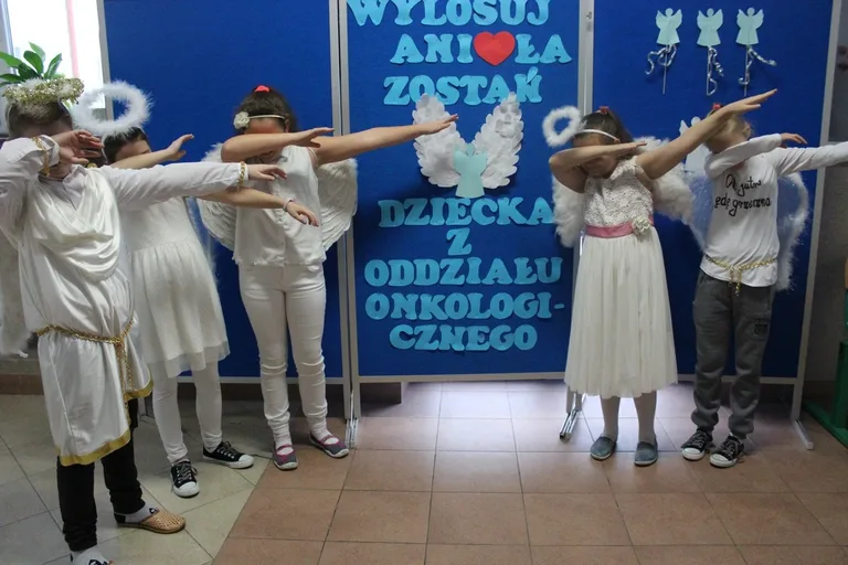 Uczniowie SP nr 1 wspierają dzieci chore na nowotwory (zdjęcia)