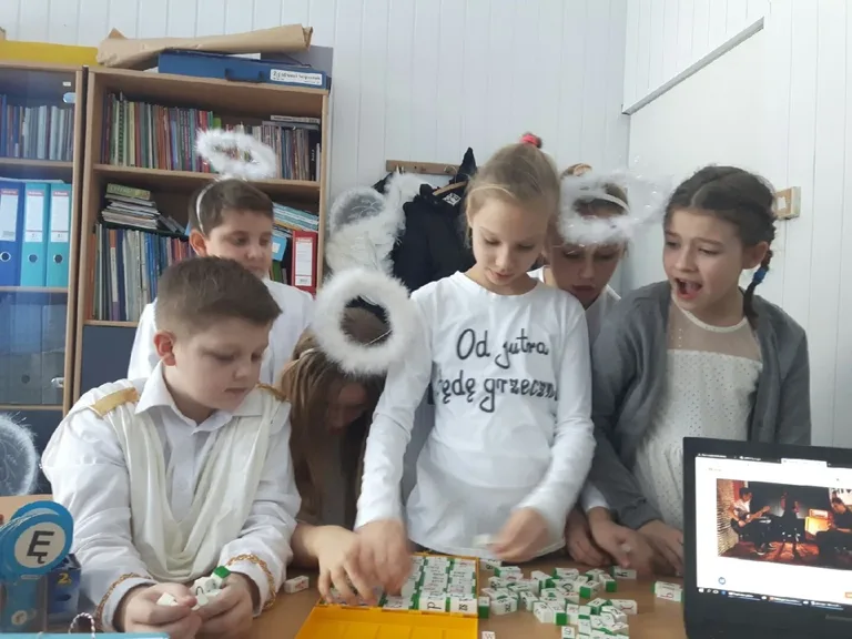 Uczniowie SP nr 1 wspierają dzieci chore na nowotwory (zdjęcia)
