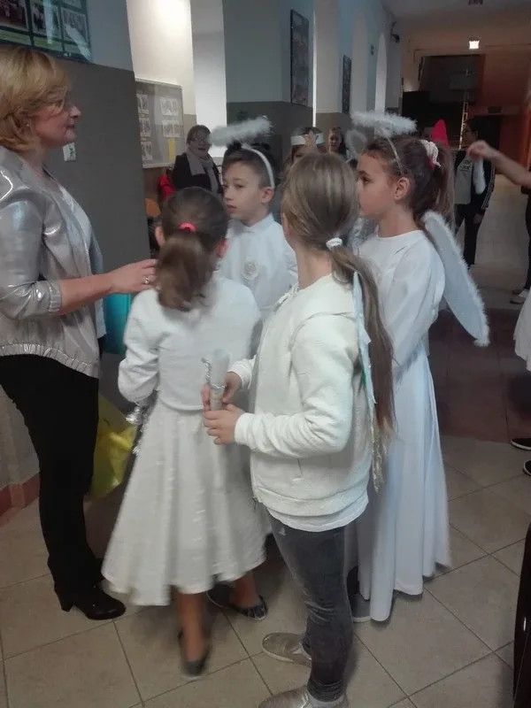 Uczniowie SP nr 1 wspierają dzieci chore na nowotwory (zdjęcia)
