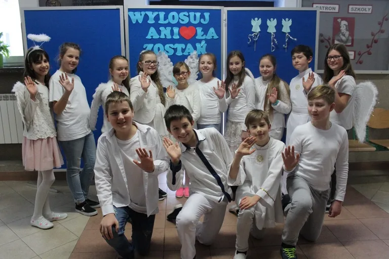 Uczniowie SP nr 1 wspierają dzieci chore na nowotwory (zdjęcia)