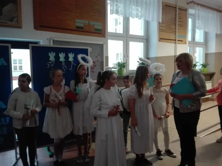 Uczniowie SP nr 1 wspierają dzieci chore na nowotwory (zdjęcia)