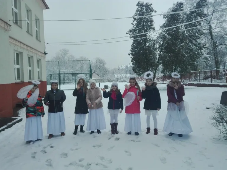 Uczniowie SP nr 1 wspierają dzieci chore na nowotwory (zdjęcia)