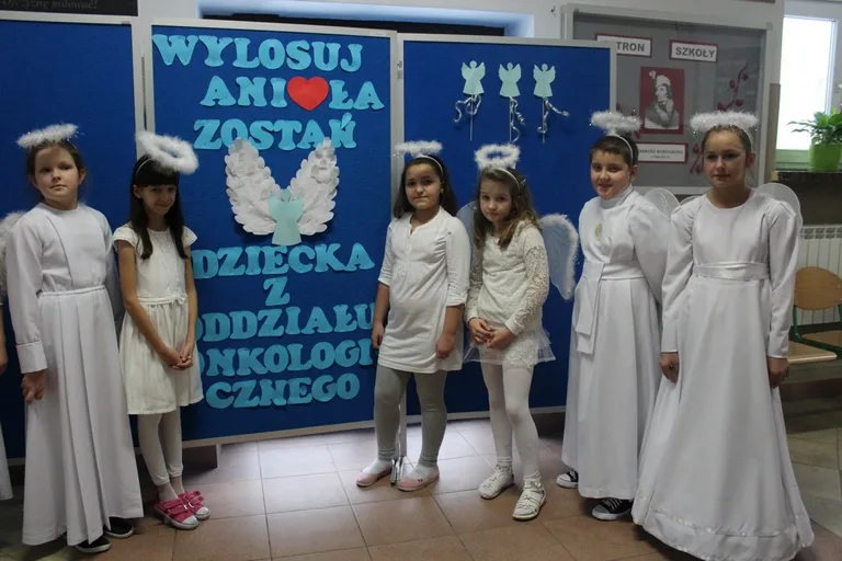 Uczniowie SP nr 1 wspierają dzieci chore na nowotwory (zdjęcia)